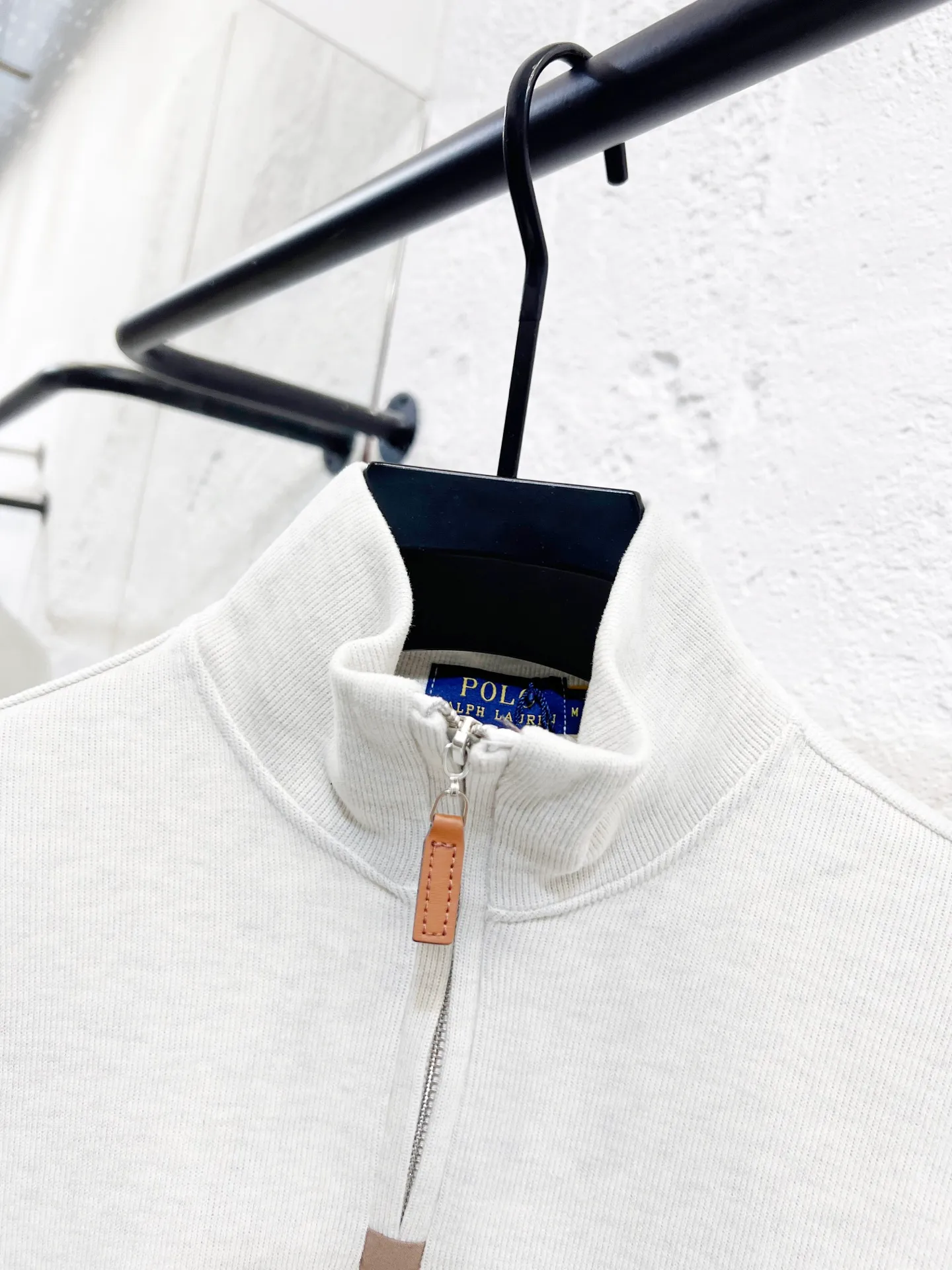 P196 Style number: T71 2235# Actual pictures! ! Ralph Lauren Minnie fabric long-sleeved half-zip sweatshirt. Color: black, oatmeal gray, camel, dark gray, light gray, navy blue, milk white. A total of 7 colors. Size: M-100-120 catties L-120-140 catties XL-140-160 catties 2XL-160-180 catties